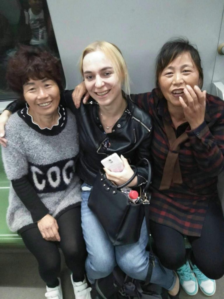 Emilia with friendly Chinese ladies 